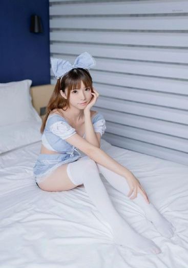 将军掀开她的乳罩揉捏她的胸_720全集在线观看